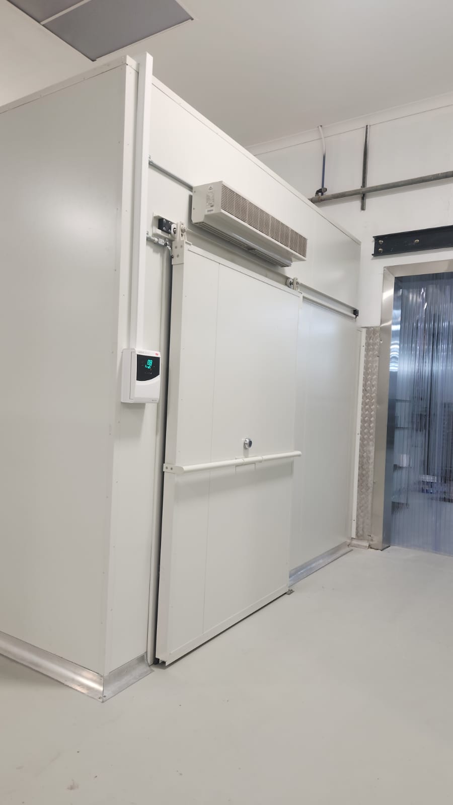 Cold storage room with insulated sliding door built using EPS sandwich panels