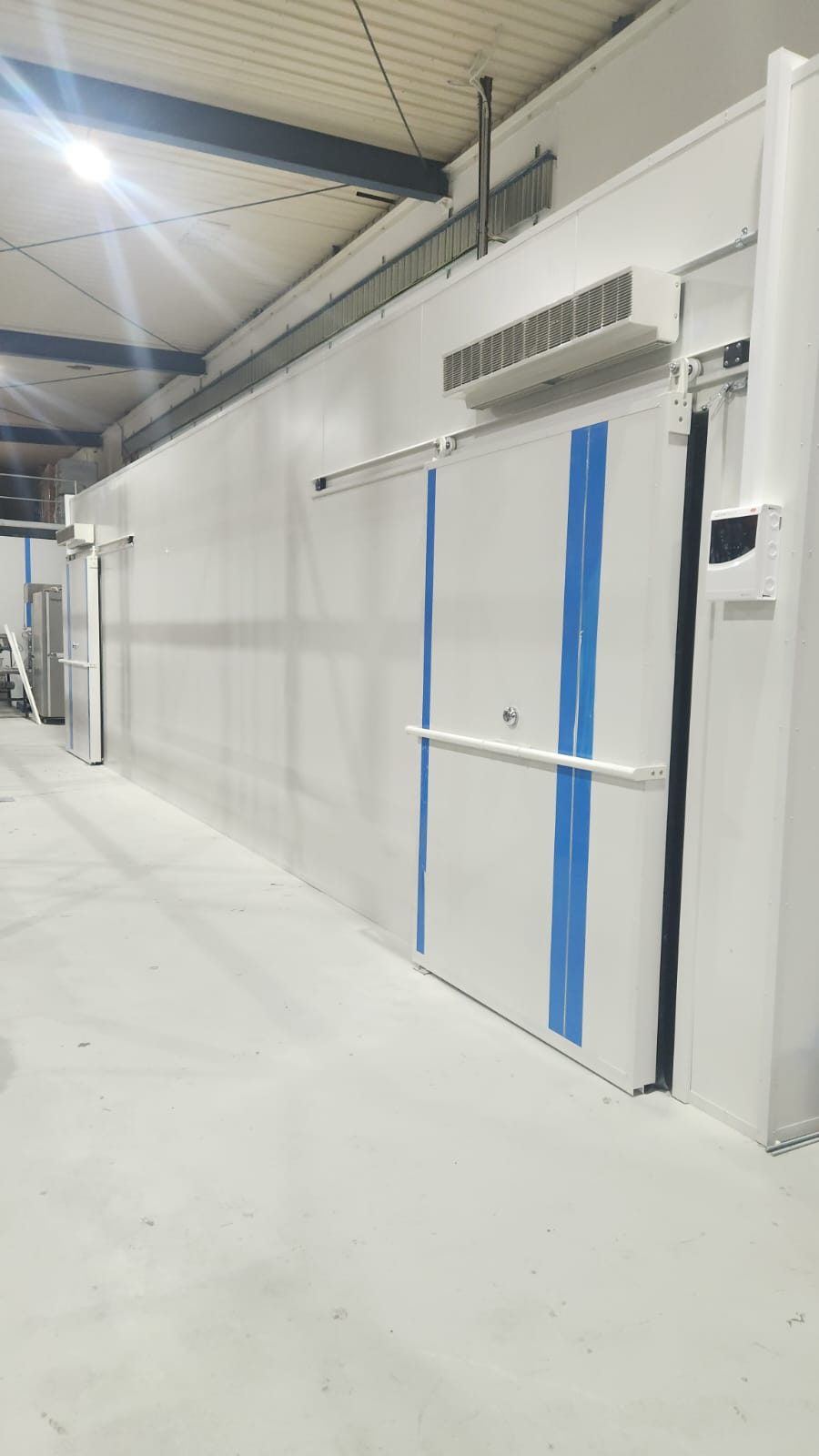 Industrial cold room with sliding door and EPS sandwich panels for insulation and durability